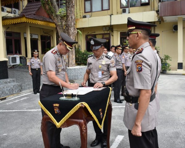  Kapolresta Pekanbaru Pimpin Sertijab Kapolsek Sukajadi dan Kasat Binmas