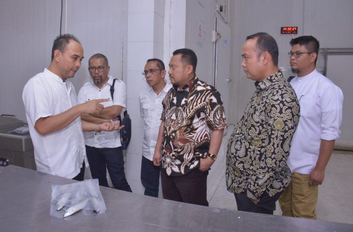  Wujudkan Kampar Sebagai Industri Perikanan Terbesar di Riau, Bupati Tinjau Pengolahan Ikan Rubelli Indonesia