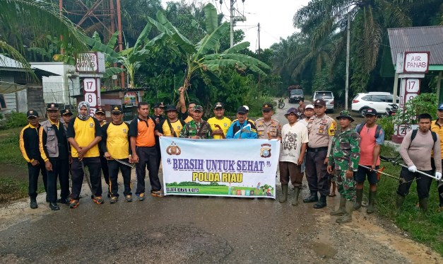  Bersih Untuk Sehat Polda Riau, Kapolsek IV Koto Gelar Gotong Royong