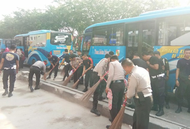  Polresta Pekanbaru Terapkan Kegiatan Bersih-Bersih dan Pola Hidup Sehat