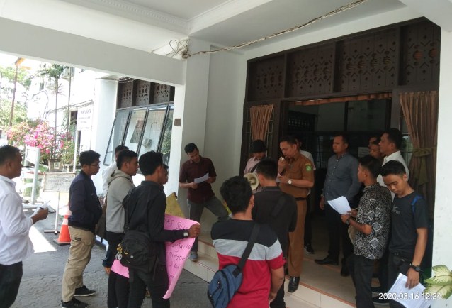  Puluhan Masa Forum Aspirasi Mahasiswa Provinsi Sumatera Utara Unjuk Rasa di Kantor Dinas PU Kota Medan