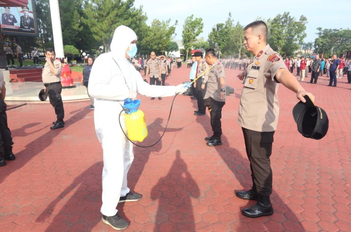 Usai Apel Pagi, Seluruh Personil Poldasu Disemprot Disinfektan