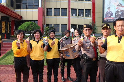 Cegah Covid-19, Poldasu Bagikan Hand Santizer Untuk Para Personil