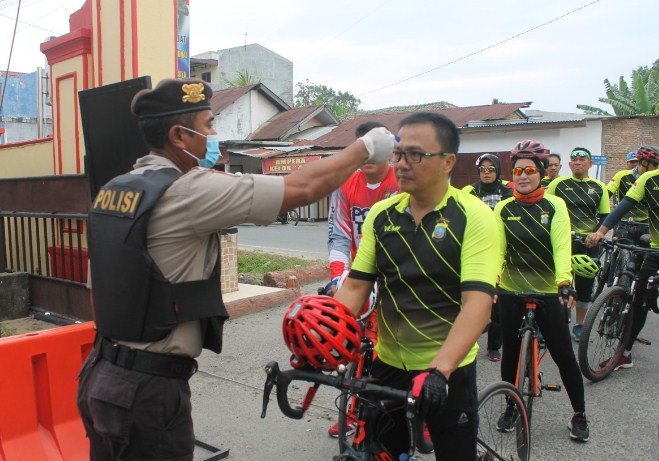  Cegah Covid-19, Kapolresta Deli Sedang Bersama Anggota Olaharaga Sepeda Santai dan Senam Bersama