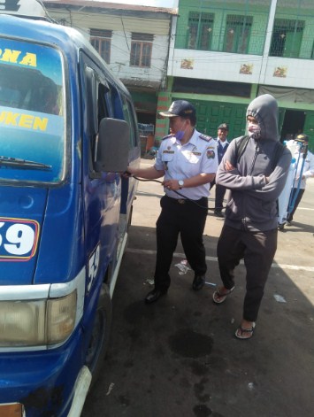  Dishub Karo Semprotkan Disinfektan di Mobil Angkutan Terminal Tigabaru Kabanjahe