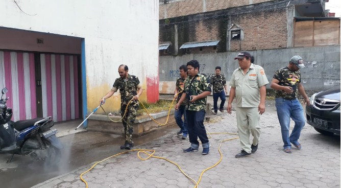 Cegah Covid-19, PC PPM Karo dan Resimen Yudha Putra PD PPM Sumut Semprot Disinfektan di Kota Kabanjahe