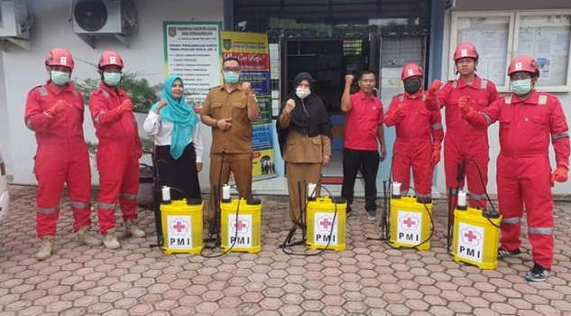 Disnaker Asahan Gandeng PMI Lakukan Penyemprotan Disinfektan di Lingkungan Kantor