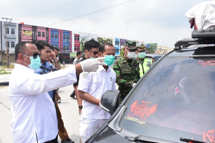 Sekda Cek Langsung Suhu Tubuh Masyarakat yang Masuk ke Kampar