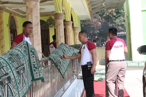 Polres Labuhanbatu Sterilisasi Rumah Ibadah dan Fasilitas Umum dari Covid-19