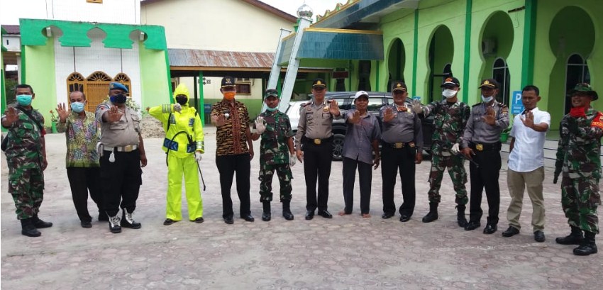  Cegah Covid-19, Pemerintah Kec. Air Joman Bersama Unsur Forkopimca Lakukan Penyemprotan Disinfektan