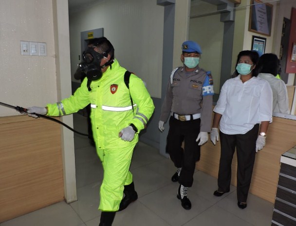  Dibantu Damkar dan PMI, Mako Polres Asahan Disemprot Disinfektan