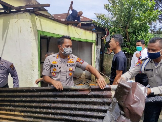  Kebakaran di Padangsidimpuan, Dua Kapolres Turun Langsung Padamkan Api