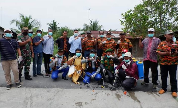  DPK MPI Bersama Ketua DPRD Sergai Semprot Disinfektan di Pemukiman Warga