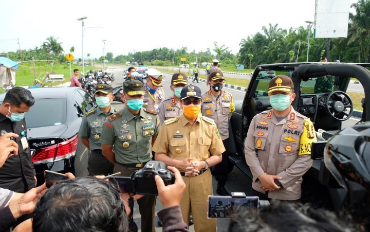 Polda Riau Bersama Stake Holder Gelar Semprot Disinfektan Serentak di 12 Kabupaten