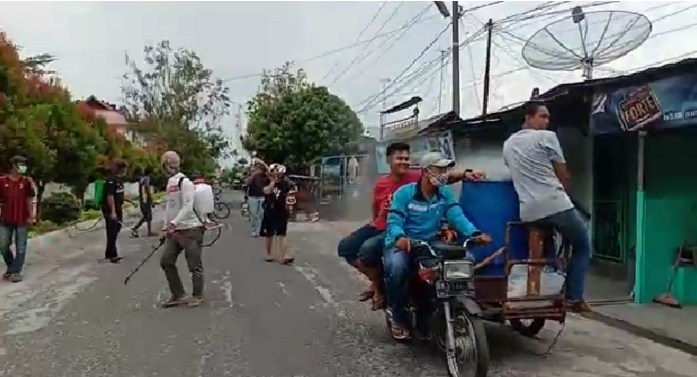 Pemuda Bangsal Bergotong-Royong Semprot Disinfektan ke Pemukiman Warga