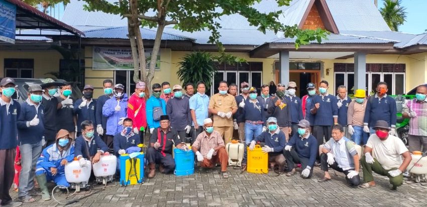 Kepala Desa Baru Semprot Disinfektan ke Rumah Warga