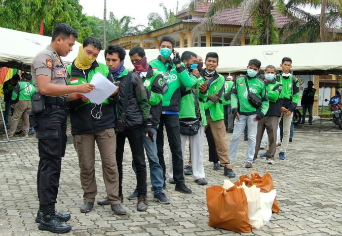  Gunakan Ojek Online, Polda Riau Kirim Sembako ke Rumah Masyarakat