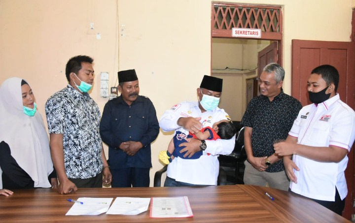  Sekda Kampar Serahkan Bayi 4 Bulan ke Orang Tua Asuh