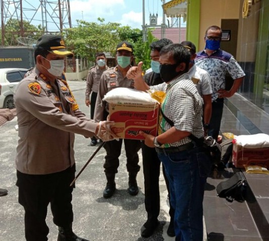 Polres Batubara Beri Bantuan Sembako Kepada Wartawan