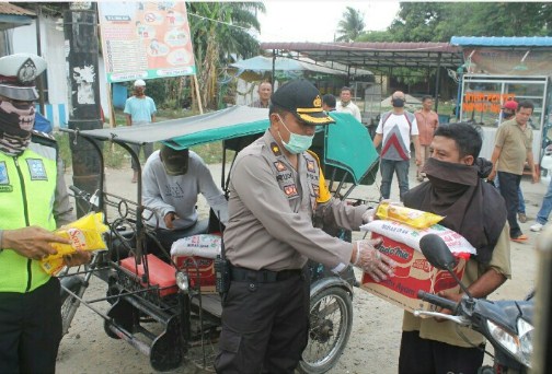 Para Abang Becak Dapat Sembako Dari Kapolres Batubara