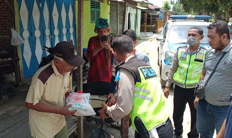  Satlantas Polres Sergai Sosialisasi Pencegahan Virus Corona dan Berbagi Sembako