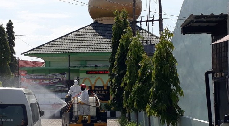  Ditsamapta Polda Sumut Rutin Semprot Disinfektan ke Pemukiman Warga