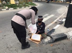  Dit Samapta Poldasu Berbagi Sembako Bantu Ringankan Beban Warga Kurang Mampu 