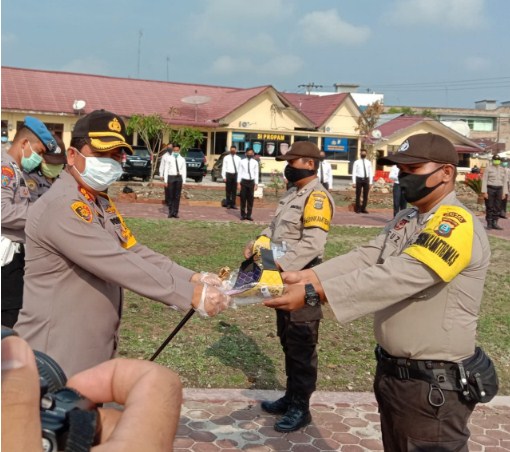  Kapolres Batubara Bagikan Sembako dan APD Untuk Bhabinkamtibmas Sejajaran