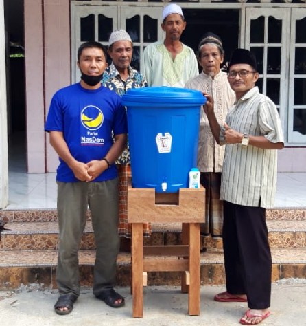  Ridwan Zega Bagikan Tong Pencuci Tangan Untuk Rumah Ibadah di Kota Gunungsitoli