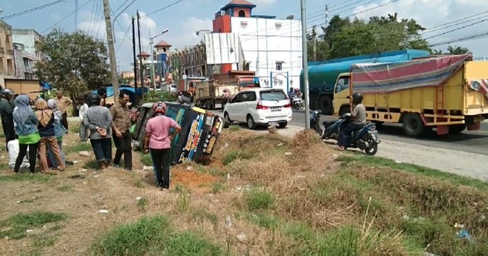  Bus Karya Agung Terbalik di Pajak Seirampah