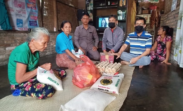  Dua Nenek di Sergai Dapat Bantuan Sembako Dari Dermawan Kota Medan