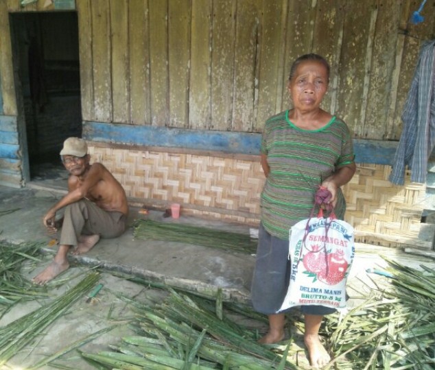  Pasutri Warga Miskin Terharu, Terima Bantuan Sembako dan Masker Dari Wartawan