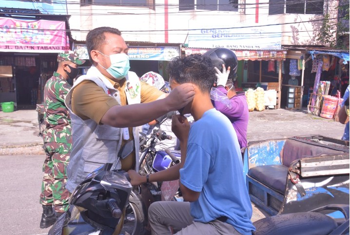  Bupati Kampar Pakaikan Masker Langsung ke Pedagang dan Pengunjung Pasar Inpres