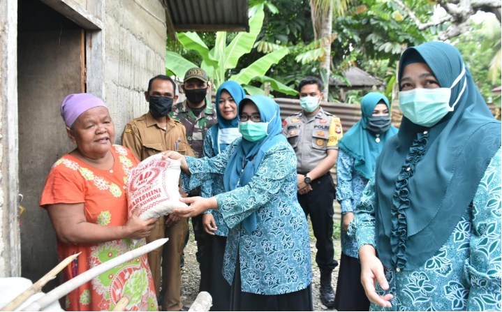  Peduli Korban Covid-19, Muslimawati Catur Antar Langsung Paket Sembako ke Desa Batu Belah