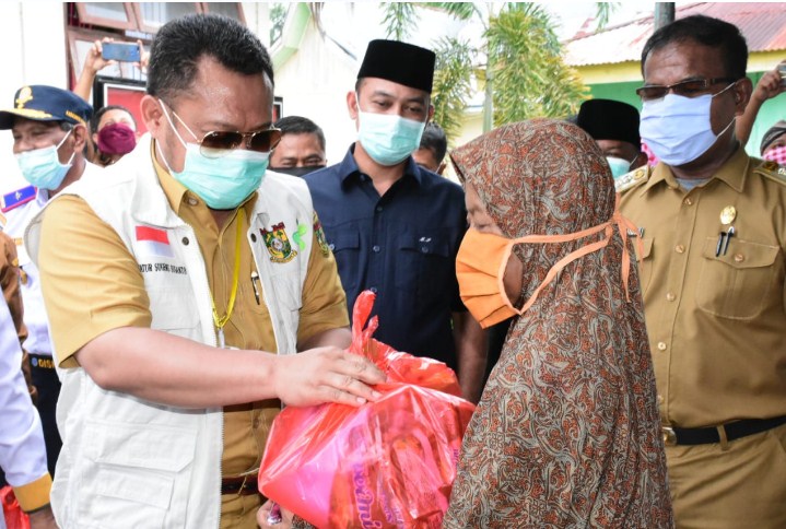  Dampak Pandemi Covid-19, Bupati Kampar Bagikan 950 Paket Sembako