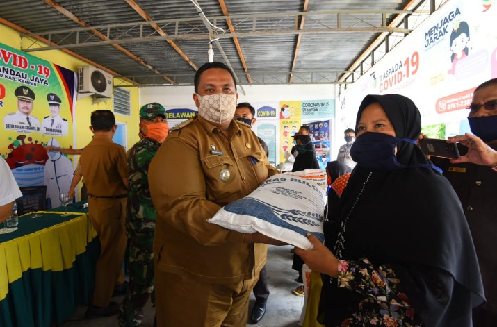  Pemkab Kampar Bagikan Paket Sembako Untuk Masyarakat Desa Pandau Jaya