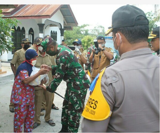  Tiga Pilar Batubara Kompak Gelar Bakti Sosial Bagi-bagi Sembako Kepada Warga Kurang Mampu