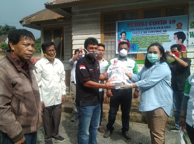  Gotong Royong Kemanusiaan, Inolia Ginting Salurkan Paket Sembako Kepada PJTK