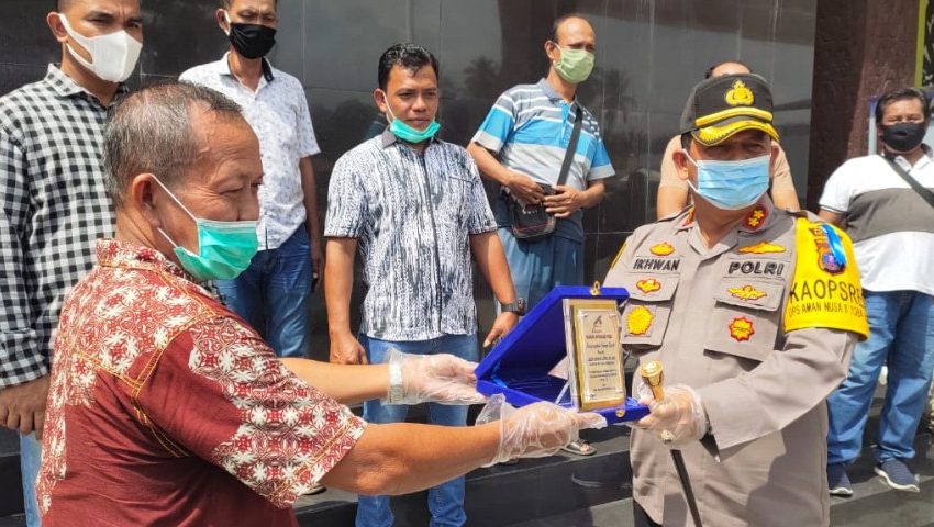  Kapolres Batubara Terimah Plakat Penghargaan Wappres Hadapi Covid-19