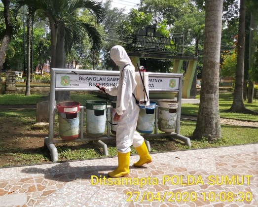  Lawan Covid-19, Dit Samapta Polda Sumut Rutin Semprotkan Cairan Disinfektan di Sejumlah Lokasi Kota Medan