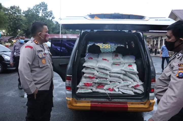  Kapolres Langkat Berikan Bantuan Beras Untuk Masyarakat Terdampak Covid-19