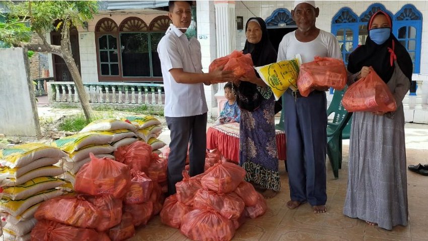  Wabup Sergai Bagikan 50 Paket Sembako Untuk Warga Tanjung Beringin