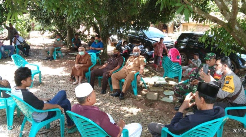  Tim Gugus Tugas Covid-19 Paluta Kunjungi Keluarga Almarhum PDP SHS di Desa Ujung Padang