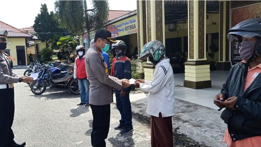  Kapolres Kampar Serahkan Buku Tabungan dan Kartu ATM Penerima Bantuan Program Keselamatan Polri