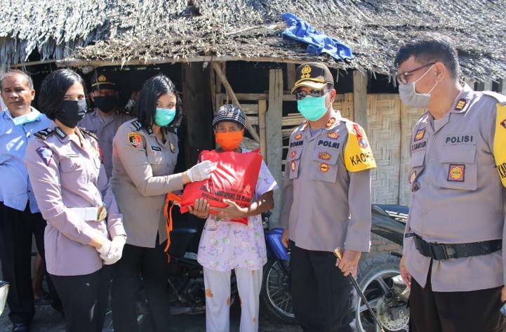  Baksos di Pantai Cermin, Polwan Polres Sergai Bagikan 45 Paket Sembako Untuk Masyarakat