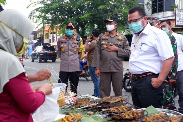  Bersama Kapolres dan Dandim 0313, Bupati Kampar Tinjau Pasar Ramadhan