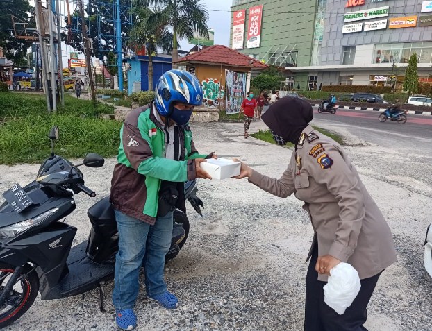  Turun Ke Jalan, Polwan Polresta Pekanbaru Bagikan Makanan Untuk Berbuka Puasa