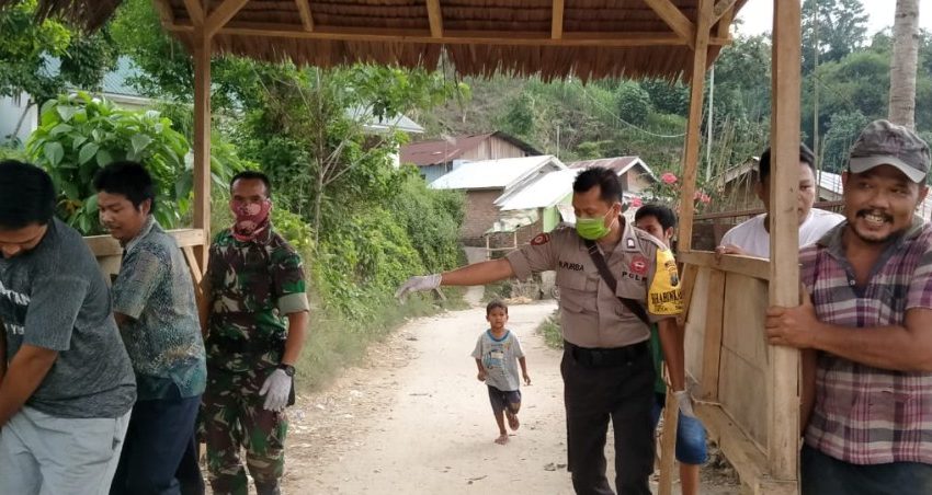 Bhabinkamtibmas Bersama Bhabinsa Desa Pamah Bangun Posko Tanggap Covid-19