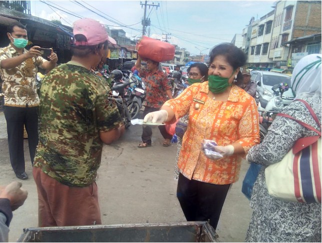 Wakil Bupati dan IBI Karo Bagikan Masker Gratis di Pusat Pasar Kabanjahe dan Berastagi