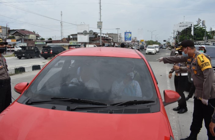  Kapolresta Pekanbaru Bagikan Masker “Jangan Mudik” di Pos Pam Ops Ketupat dan Posko PSBB Kota Pekanbaru